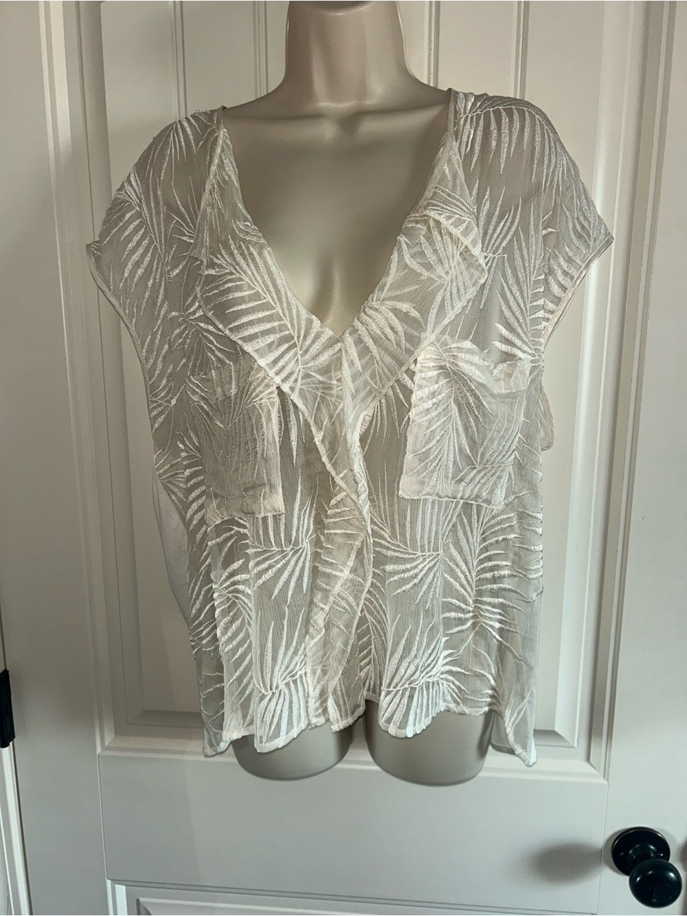NEW Fifteen Twenty White Sheer Palm-Embroidered V-Neck Blouse Sz S